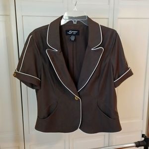 Waist-length, short-sleeved blazer